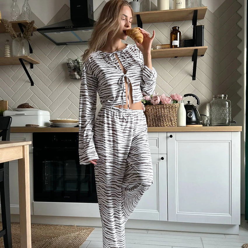 Beyaz Kaplan Desenli Bağcıklı Pijama Takımı