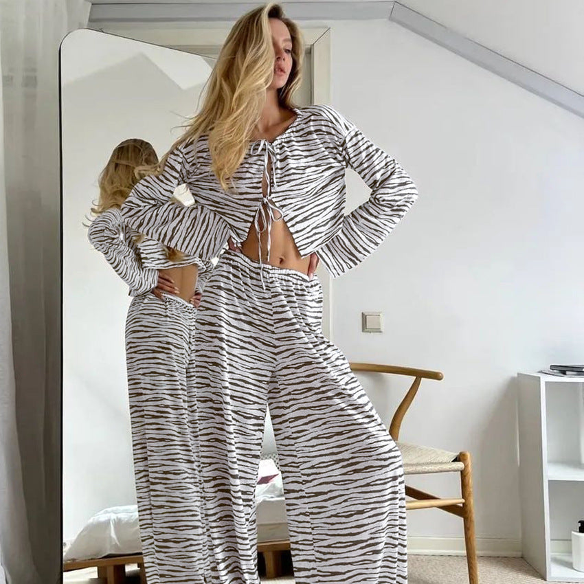 Beyaz Kaplan Desenli Bağcıklı Pijama Takımı