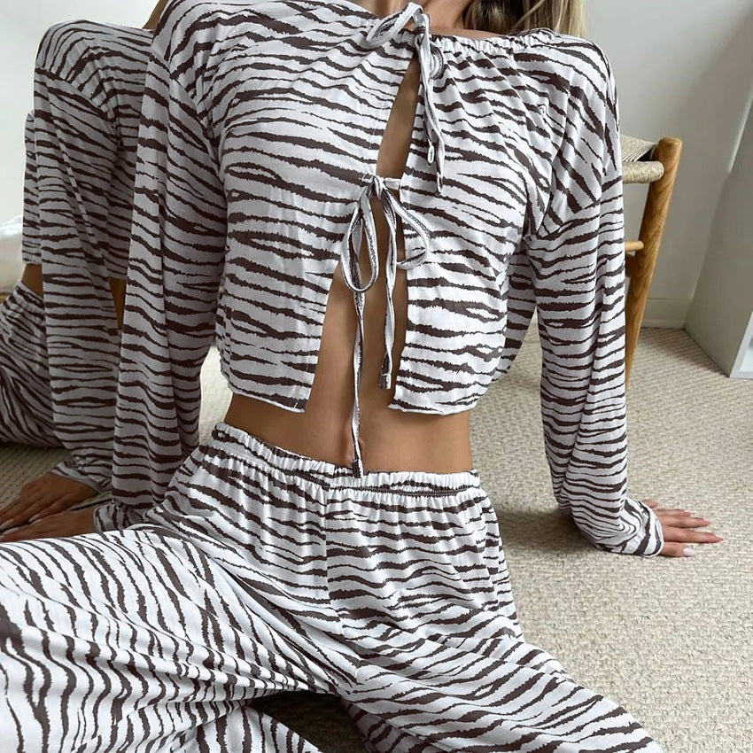 Beyaz Kaplan Desenli Bağcıklı Pijama Takımı