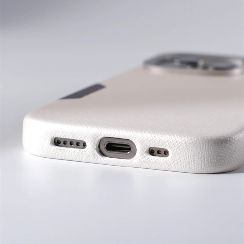 Metalli ve MagSafe Şarj Destekli Deri iPhone Kılıfı