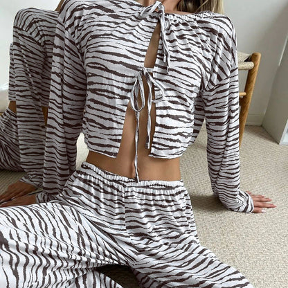 Beyaz Kaplan Desenli Bağcıklı Pijama Takımı